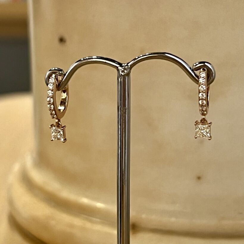 Boucles d’oreilles en or rose, diamant de taille princesse de 0,40 carat et diamants