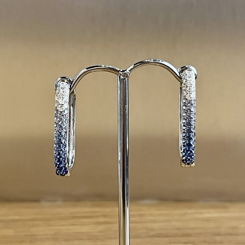 Boucles d’oreilles Idylle en or blanc, saphirs et diamants