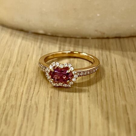 Bague New Miss en or rose, saphir rose de taille émeraude et diamants