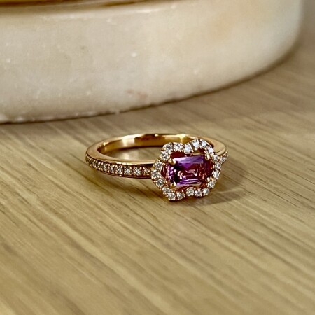 Bague New Miss en or rose, saphir rose de taille émeraude et diamants