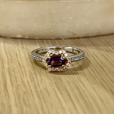 Bague New Miss en or blanc, or rose, saphir violet de taille émeraude et diamants