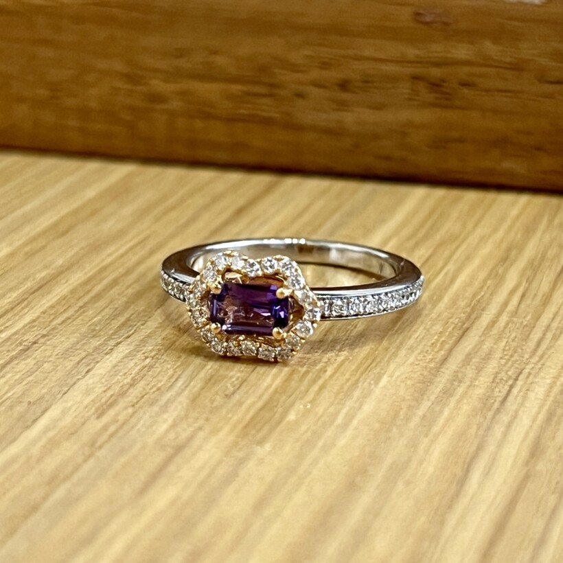 Bague New Miss en or blanc, or rose, saphir violet de taille émeraude et diamants