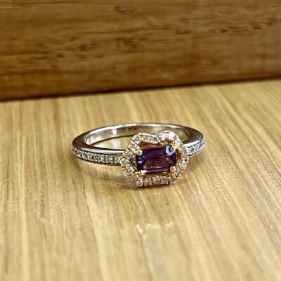 Bague New Miss en or blanc, or rose, saphir violet de taille émeraude et diamants