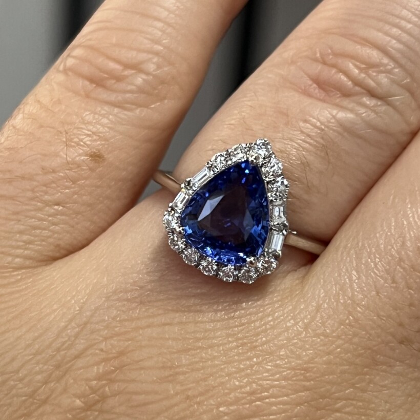 Bague en or blanc, saphir de taille poire de 3,30 carats, diamants de taille baguette et diamants