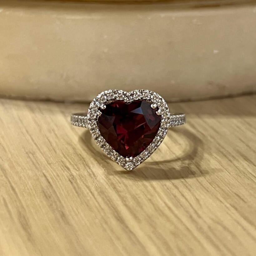 Bague Love en or blanc, grenat de taille cœur de 3,71 carats et diamants