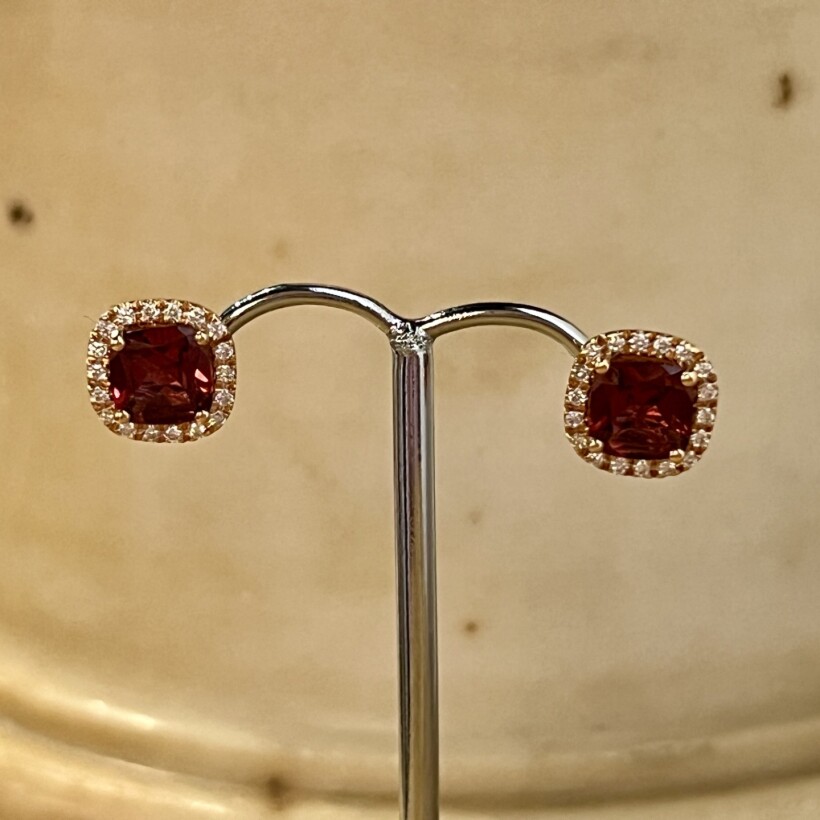 Boucles d’oreilles en or rose, rhodolite de taille coussin de 3,10 carats et diamants