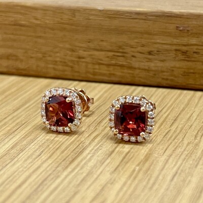 Boucles d’oreilles en or rose, rhodolite de taille coussin de 3,10 carats et diamants