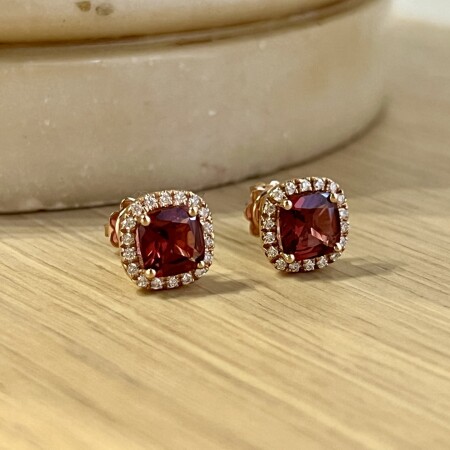 Boucles d’oreilles en or rose, rhodolite de taille coussin de 3,10 carats et diamants