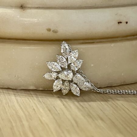 Collier Feu d’artifice en or blanc, diamants de taille poire et diamants de taille marquise pour 2,85 carats