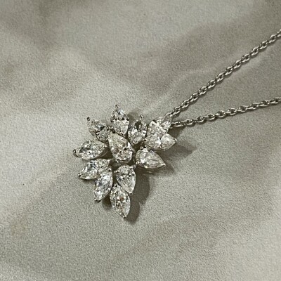 Collier Feu d’artifice en or blanc, diamants de taille poire et diamants de taille marquise pour 2,85 carats