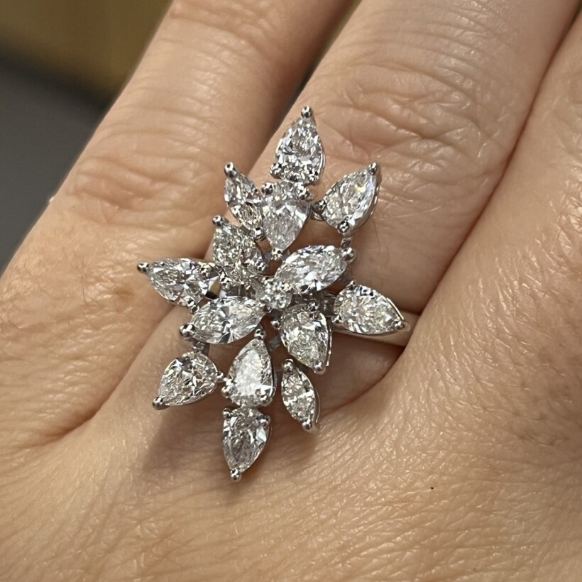 Bague Feu d’artifice en or blanc, diamants de taille poire et diamants de taille marquise pour 2,65 carats