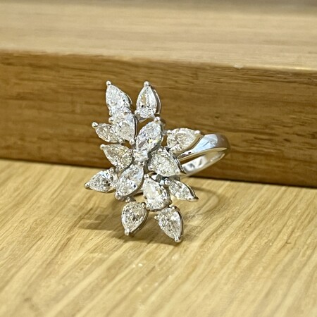 Bague Feu d’artifice en or blanc, diamants de taille poire et diamants de taille marquise pour 2,65 carats