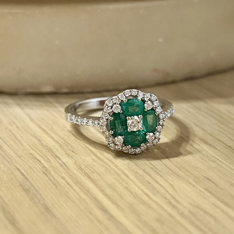 Bague Trèfle en or blanc, émeraudes de taille ovale et diamants