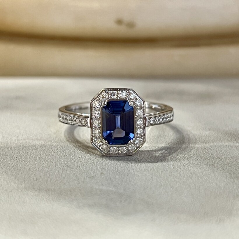 Bague en or blanc, saphir de taille émeraude de 1,05 carat et diamants