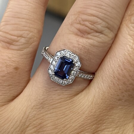 Bague en or blanc, saphir de taille émeraude de 1,05 carat et diamants