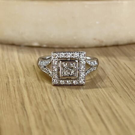 Bague en or blanc, diamants de taille princesse et diamants