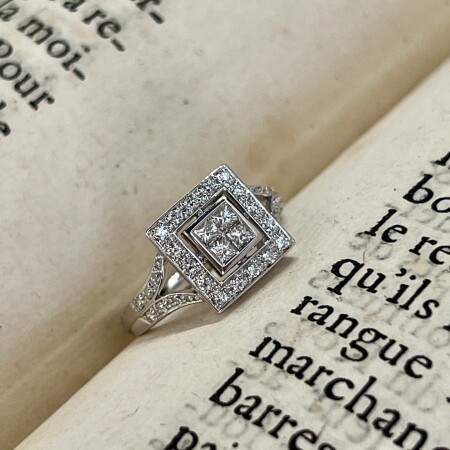 Bague en or blanc, diamants de taille princesse et diamants