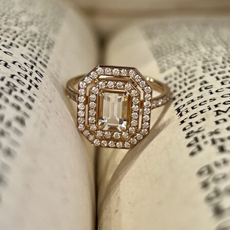 Bague Colette en or rose, topaze blanche de taille émeraude de 1 carat et diamants