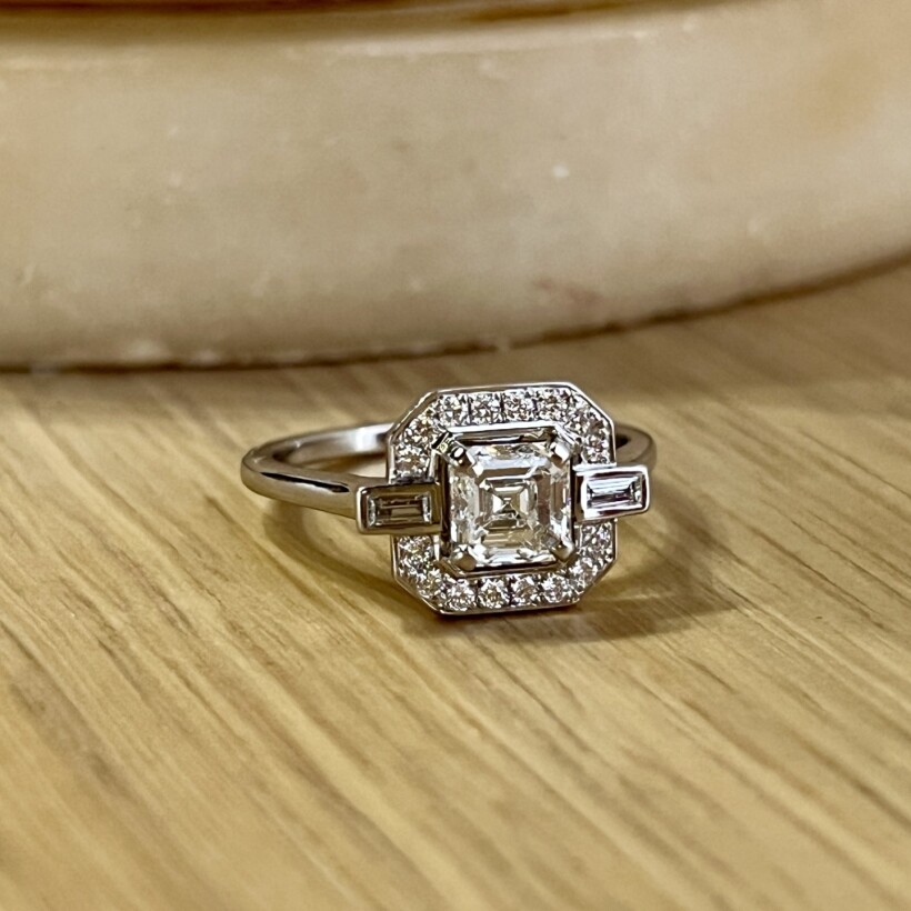 Bague Misia en or blanc, diamant de taille ascher de 1 carat, diamants de taille baguette et diamants