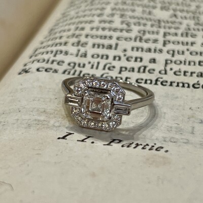 Bague Misia en or blanc, diamant de taille ascher de 1 carat, diamants de taille baguette et diamants