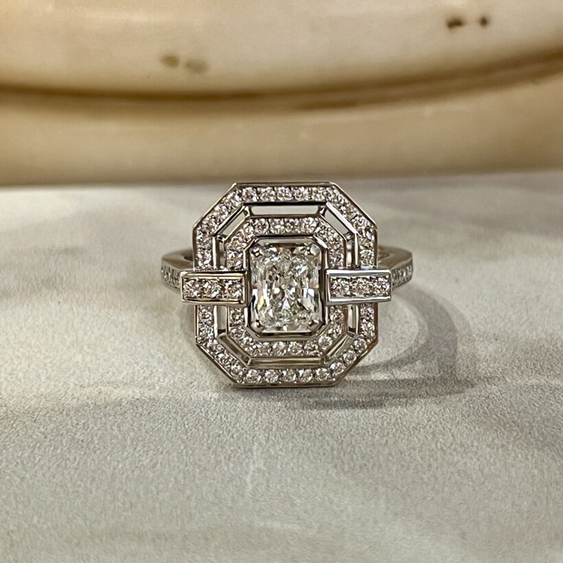 Bague Misia en or blanc, diamant de taille ascher de 1,04 carat et diamants