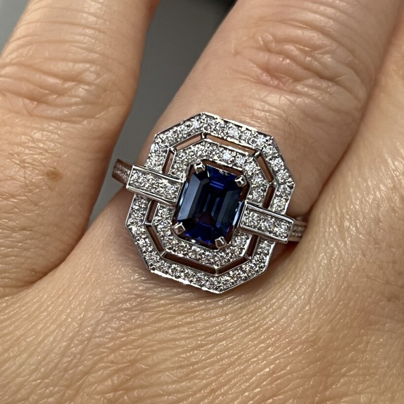 Bague Misia en or blanc, saphir de taille émeraude de 1,15 carat et diamants