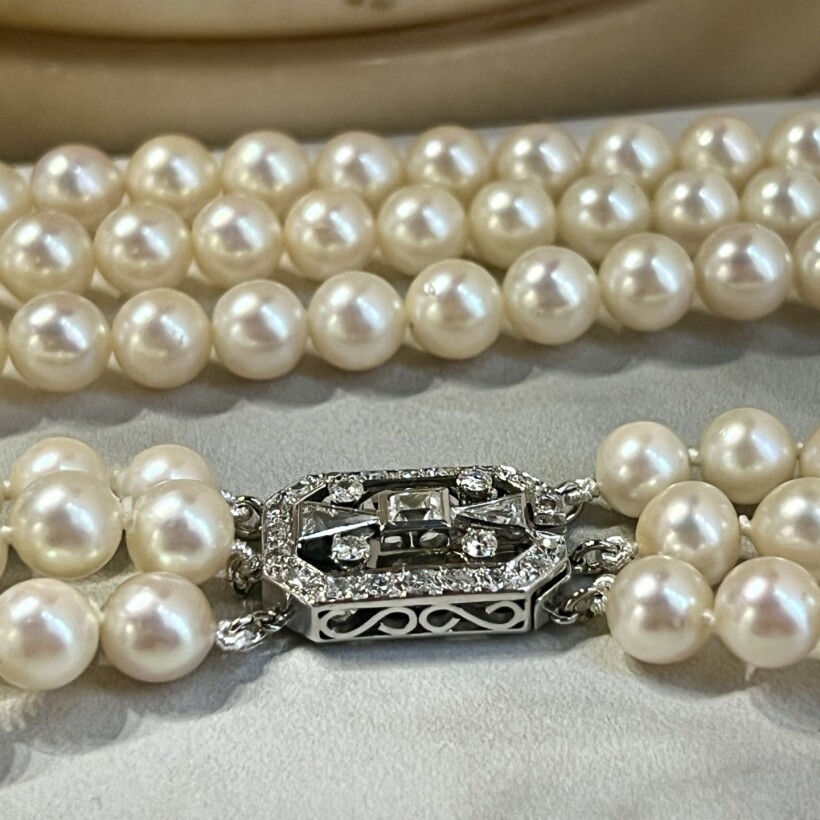 Collier 3 rangs en perles de culture. Fermoir Art Déco en or blanc et diamants de taille ancienne pour 1 carat vers 1930