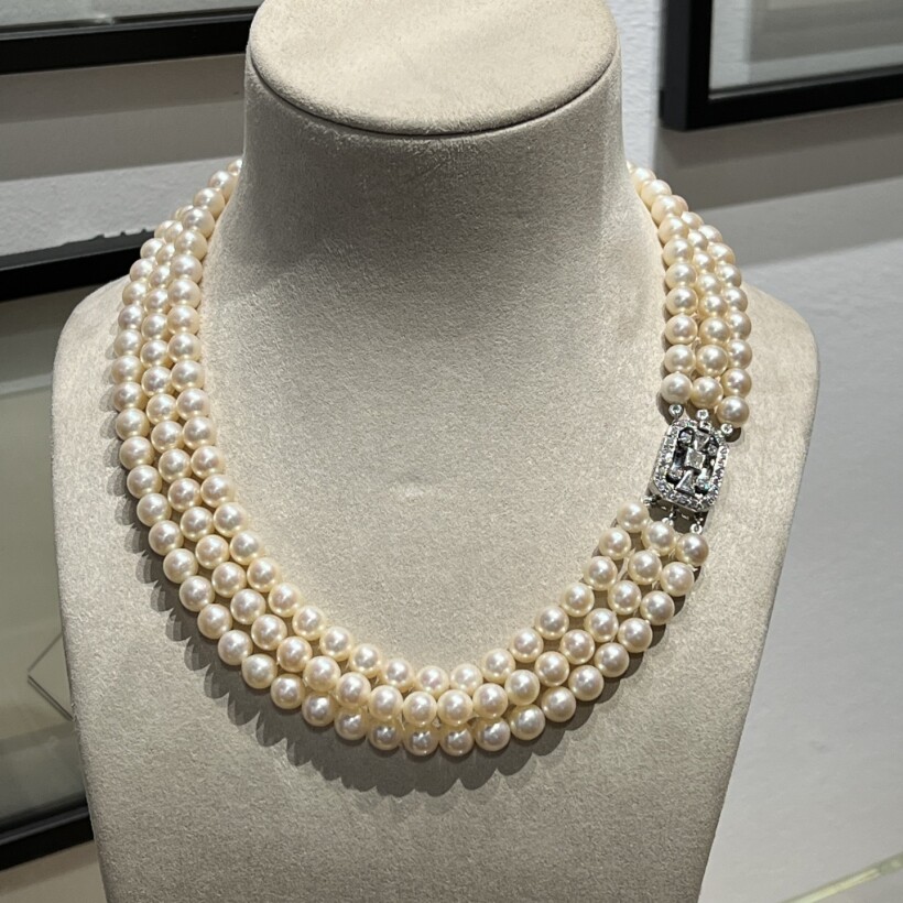 Collier 3 rangs en perles de culture. Fermoir Art Déco en or blanc et diamants de taille ancienne pour 1 carat vers 1930