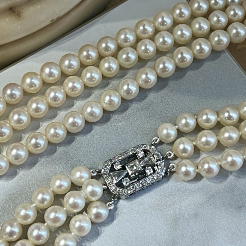 Collier 3 rangs en perles de culture. Fermoir Art Déco en or blanc et diamants de taille ancienne pour 1 carat vers 1930