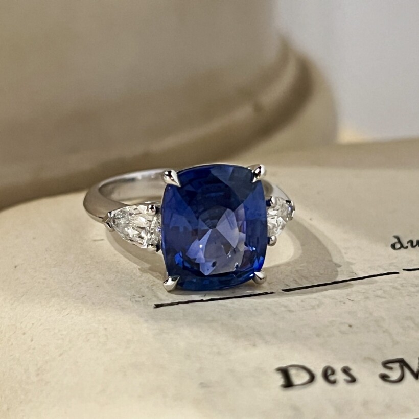 Bague en or blanc, saphir de Ceylan de taille coussin chauffé de 6,06 carats et diamants de taille poire de 0,82 carat