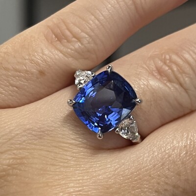 Bague en or blanc, saphir de Ceylan de taille coussin chauffé de 6,06 carats et diamants de taille poire de 0,82 carat