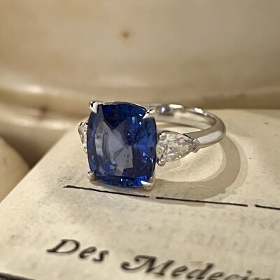 Bague en or blanc, saphir de Ceylan de taille coussin chauffé de 6,06 carats et diamants de taille poire de 0,82 carat