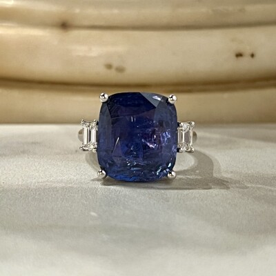 Bague en or blanc, saphir bleu violet de taille coussin non chauffé de 12,91 carats et diamants de taille émeraude