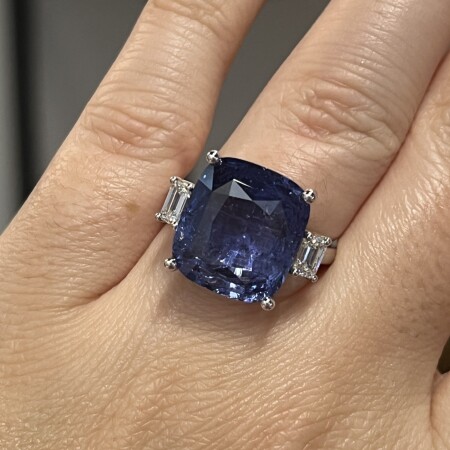 Bague en or blanc, saphir bleu violet de taille coussin non chauffé de 12,91 carats et diamants de taille émeraude