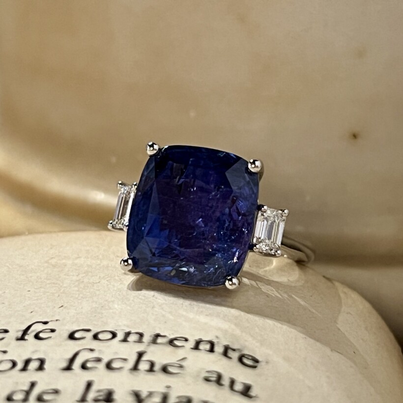 Bague en or blanc, saphir bleu violet de taille coussin non chauffé de 12,91 carats et diamants de taille émeraude