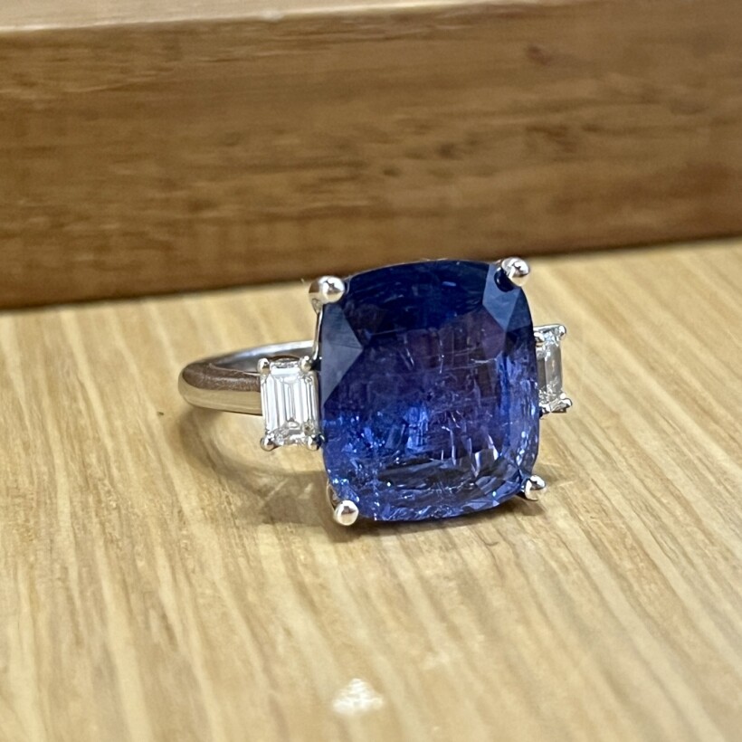 Bague en or blanc, saphir bleu violet de taille coussin non chauffé de 12,91 carats et diamants de taille émeraude