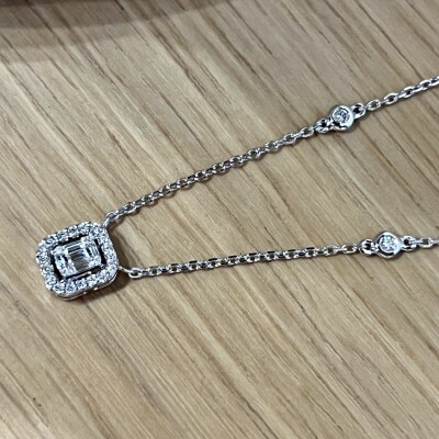 Collier en or blanc, diamants de taille baguette et diamants