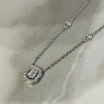 Collier en or blanc, diamants de taille baguette et diamants