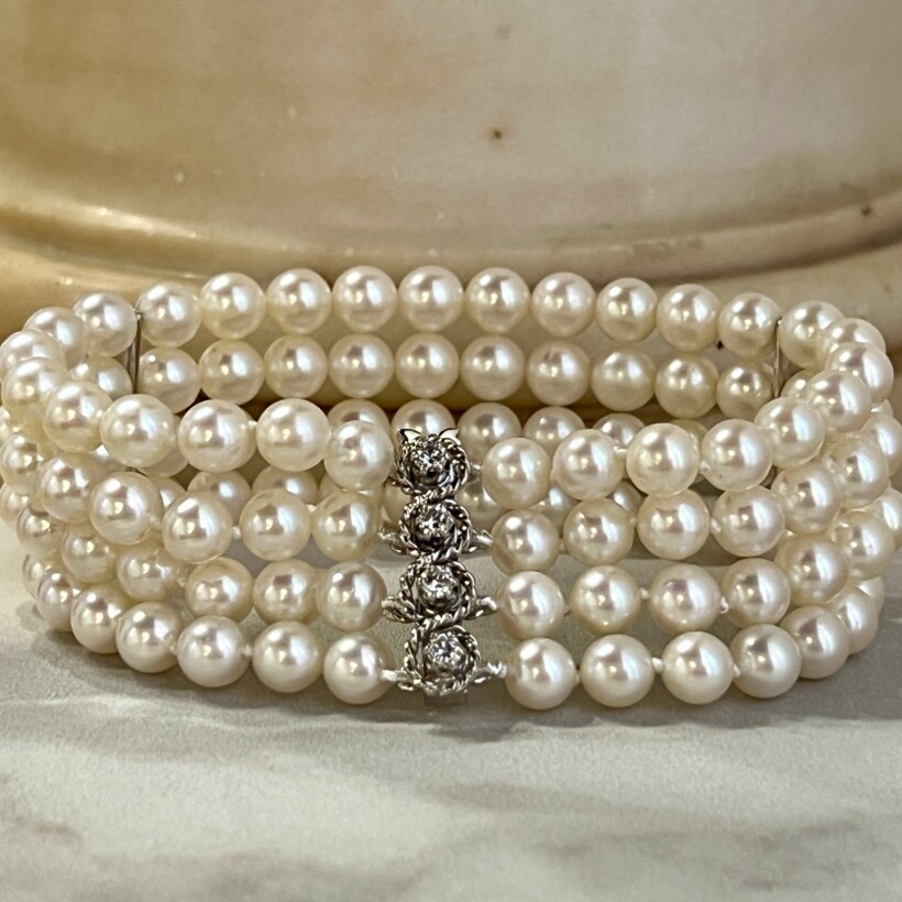 Bracelet 4 rangs en perles de culture. Fermoir en or blanc et diamants