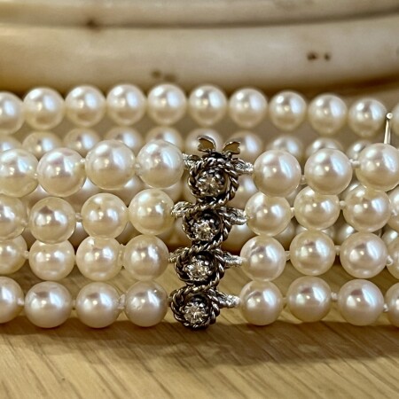 Bracelet 4 rangs en perles de culture. Fermoir en or blanc et diamants