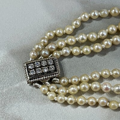 Collier 3 rangs en perles de culture. Fermoir en or blanc et diamants