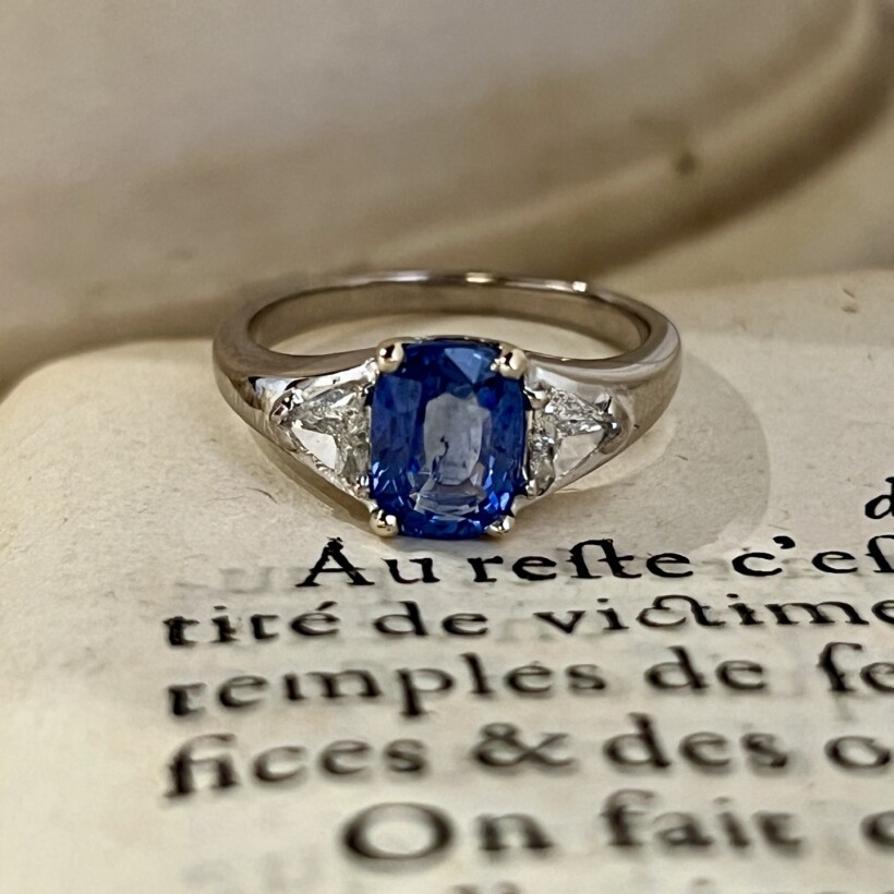 Bague en or blanc, saphir de taille ovale de 2,40 carats et diamants de taille troidia