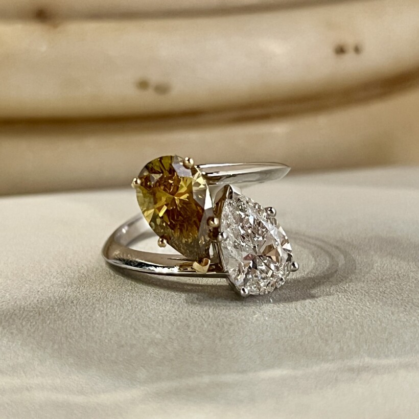 Bague Toi & Moi en or blanc et en or jaune, diamant de taille poire de 1,70 carat F SI1 et diamant fancy brownish yellow de taille poire de 1,84 carat SI2