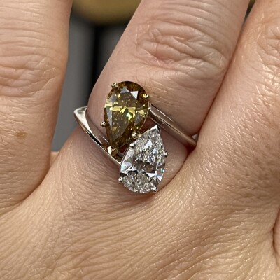 Bague Toi & Moi en or blanc et en or jaune, diamant de taille poire de 1,70 carat F SI1 et diamant fancy brownish yellow de taille poire de 1,84 carat SI2