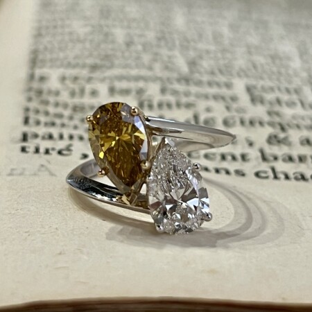 Bague Toi & Moi en or blanc et en or jaune, diamant de taille poire de 1,70 carat F SI1 et diamant fancy brownish yellow de taille poire de 1,84 carat SI2