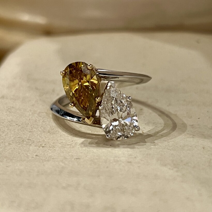 Bague Toi & Moi en or blanc et en or jaune, diamant de taille poire de 1,70 carat F SI1 et diamant fancy brownish yellow de taille poire de 1,84 carat SI2