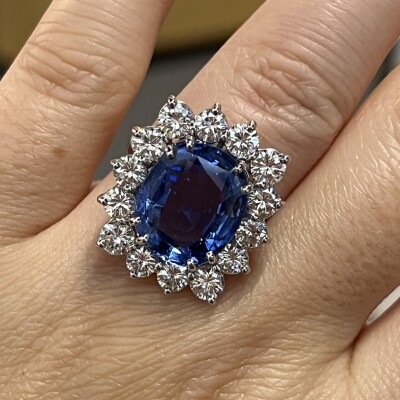 Bague en or blanc, saphir de Ceylan de taille ovale de 10,18 carats non chauffé et diamants pour 2,10 carats