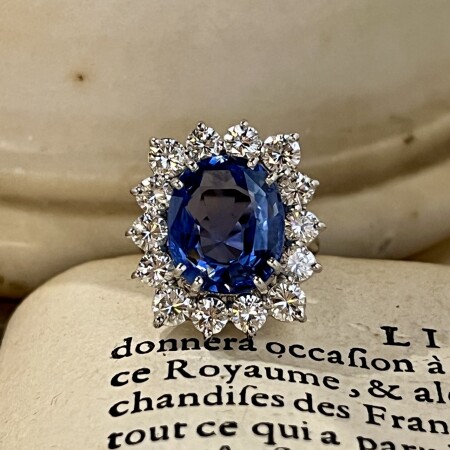 Bague en or blanc, saphir de Ceylan de taille ovale de 10,18 carats non chauffé et diamants pour 2,10 carats