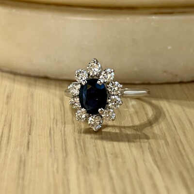 Bague Marguerite en or blanc, saphir de taille ovale de 0,80 carat et diamants