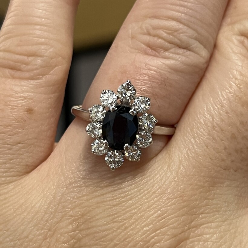 Bague Marguerite en or blanc, saphir de taille ovale de 0,80 carat et diamants